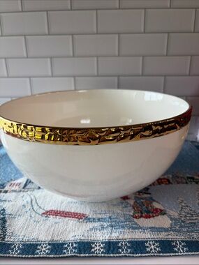 Cobblestone White Ceramic Serving Bowl with Gold Leaf Rim